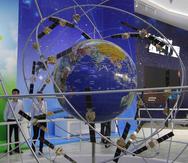 Modelo del sistema de navegación por satélite Beidou, en la 12ma Exposición Internacional Aeroespacial y de Aviación en China. (AP)