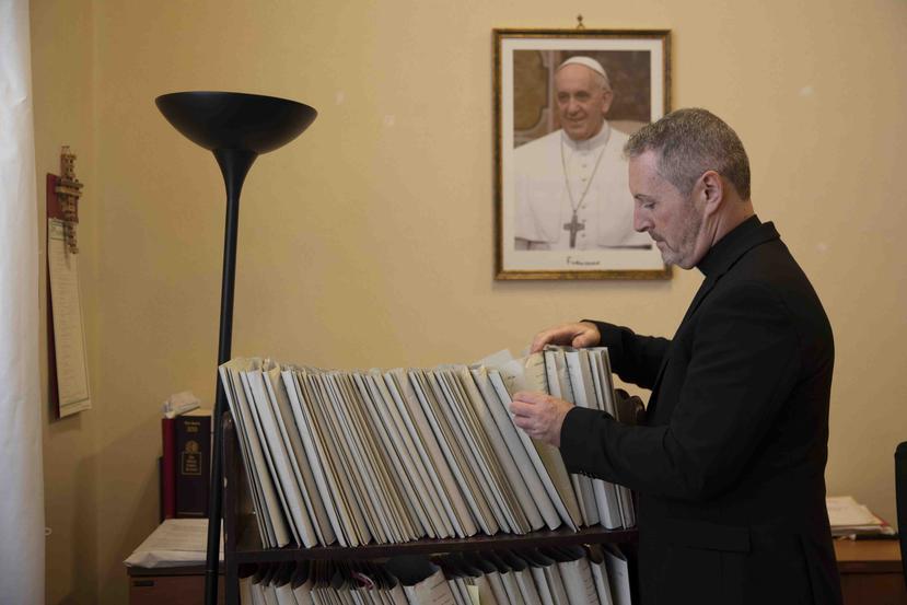 Monseñor John Kennedy, director del tribunal de la Congregación de la Doctrina de la Fe del Vaticano, revisa archivos en su oficina de la Santa Sede. (AP / Alessandra Tarantino)