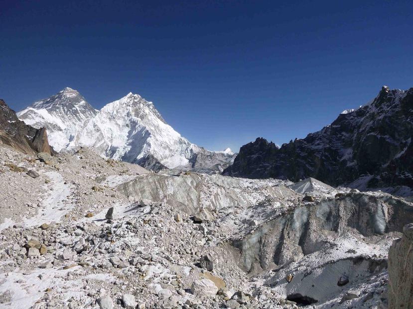 Fotografía del 2014 proporcionada por Joshua Maurer del glaciar Changri Nup en Nepal, gran parte cubierto por rocas. (Joshua Maurer vía AP)
