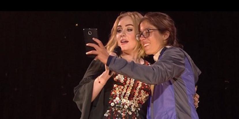 Adele atribuyó el incidente a una “sucia hamburguesa” que se comió antes del show. (Captura Youtube)