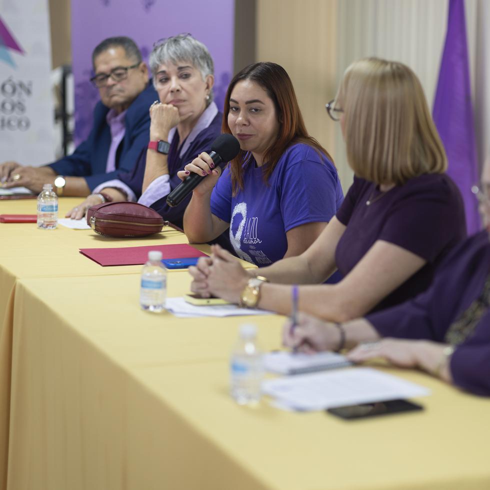 Erika García Santiago, maestra y miembro de la Junta de Directores de la AMPR (centro), hizo un llamado para llevar un mensaje sobre la importancia de la educación para detener la violencia contra la mujer.