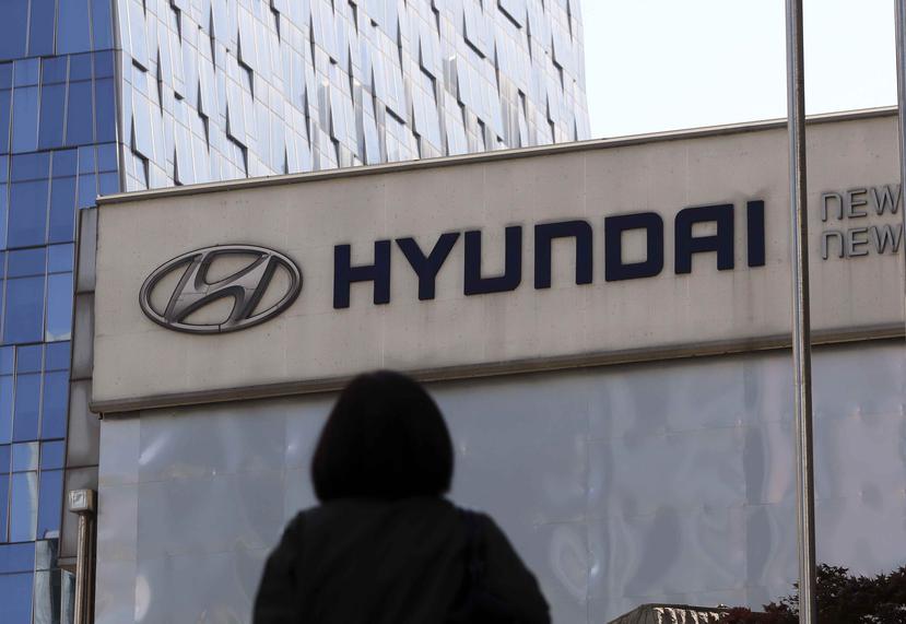 Esta foto de archivo del 26 de abril del 2017 muestra a una persona enfrente del logotipo de Hyundai Motor Co. en un concesionario del fabricante de autos en Seúl, Corea del Sur. (AP)