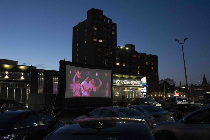 La película "Dirty Dancing" se proyecta en un drive-in improvisado en un estacionamiento en Bel Air. (AP/Mark Lennihan)