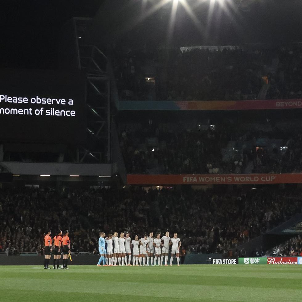 Momentos en que jugadoras aguardan minuto de silencio por las víctimas en el tiroteo registrado en Auckland previo al partido de la Copa Mundial de Fútbol Femenino entre Nueva Zelanda y Noruega.
