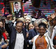 El presidente electo Gustavo Petro celebra junto a su formula a la vicepresidencia, Francia Márquez, tras obtener 11.270.944 votos, equivalentes al 50,49 %,  hoy en el Movistar Arena en Bogotá (Colombia). EFE/ Mauricio Dueñas Castaneda
