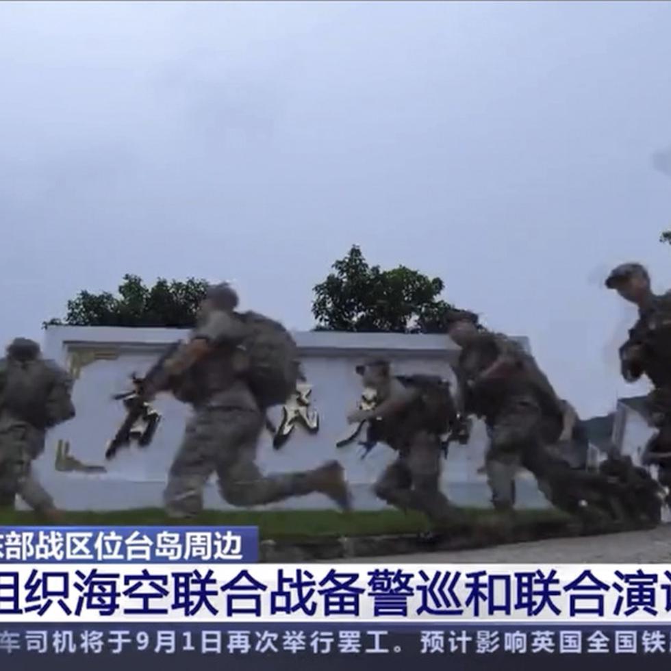 En esta imagen, tomada de un video emitido por la televisora estatal china CCTV, soldados chinos participan en maniobras militares en China, el 19 de agosto de 2023. (CCTV vía AP)