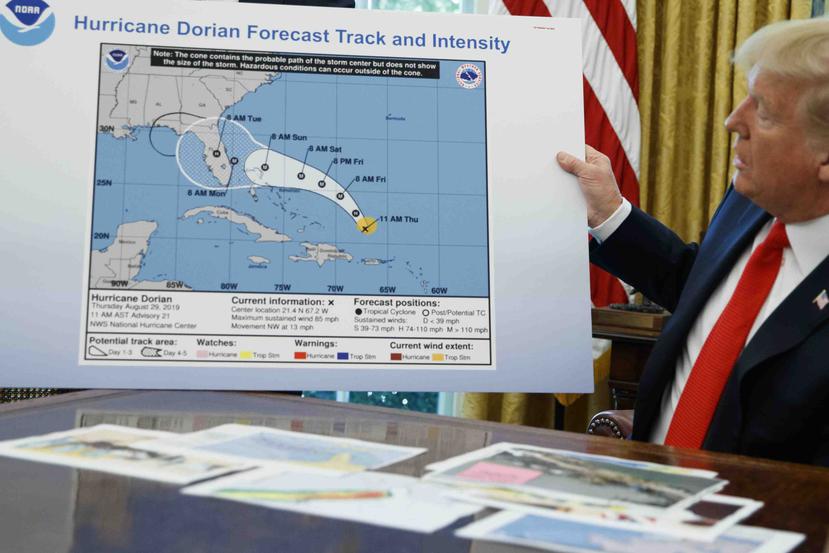 El presidente Donald Trump sostiene un gráfico mientras habla con la prensa en la Oficina Oval de la Casa Blanca el miércoles 4 de septiembre de 2019 en Washington. (AP)