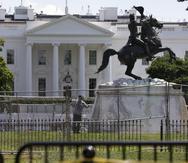 La base de la estatua del expresidente Andrew Jackson es lavada el miércoles 24 de junio de 2020 en el interior del Parque Lafayette, nuevamente cerrado, en Washington.