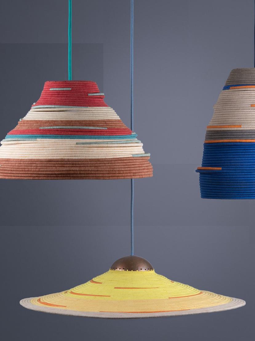 El proyecto Weaving for Change de AAKS x ACNUR creó coloridas lámparas en espiral hechas por refugiados tuareg de Malí.