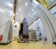 En esta imagen del sábado 11 de diciembre de 2021 cortesía de la Agencia Espacial Europea, se ve el Telescopio Espacial James Webb de la NASA durante su instalación en el cohete Ariane 5 que lo pondrá en órbita desde la Plataforma Espacial Europea en la Guyana Francesa.