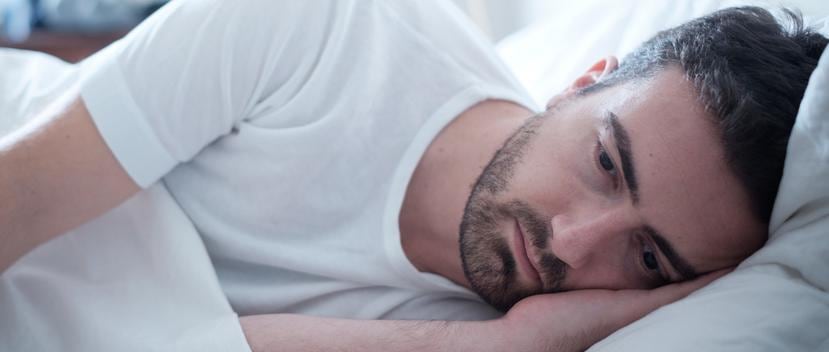 Dormir poco es perjudicial para el corazón e incluso para el peso, y hace que las personas se sientan ansiosas o deprimidas. (Shutterstock)