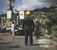 La medida vetada por el gobernador autorizaba a los municipios a realizar labores de mantenimiento preventivo y reparación en el sistema de transmisión y distribución de energía con empleados municipales o empresas privadas.