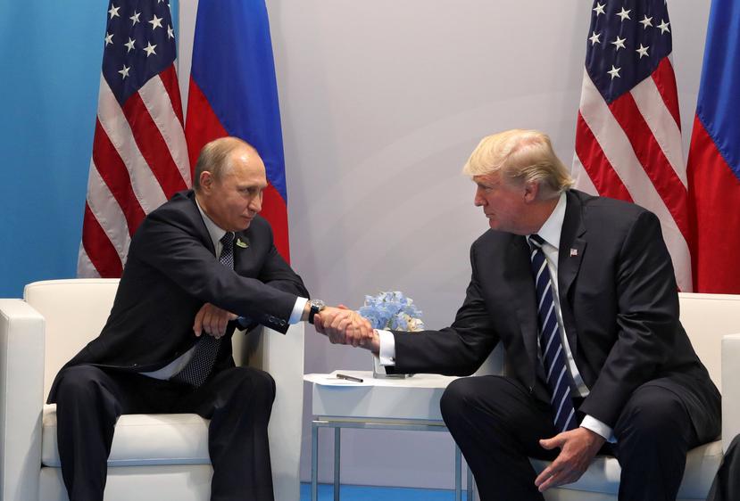 El presidente ruso, Vladímir Putin, conversa con el presidente estadounidense, Donald Trump (d), durante una reunión bilateral en el ámbito de la cumbre de líderes de estado y gobierno del G20, en Hamburgo, Alemania (EFE/M. Klimentyev/ Sputnik/Kremlin Poo