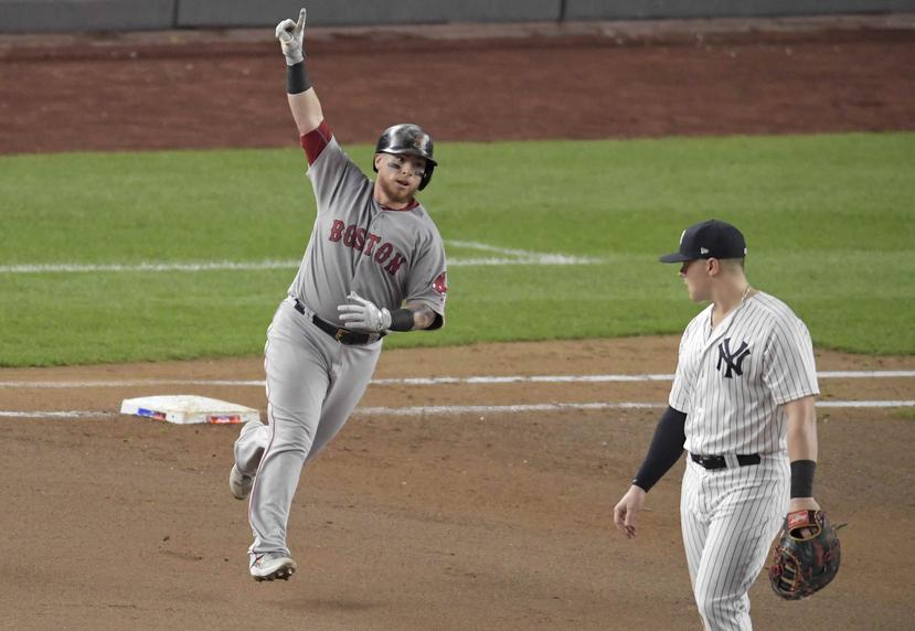 El receptor boricua de los Medias Rojas de Boston, Christian Vázquez, recorre las bases luego de disparar un cuadrangular ante los Yankees de Nueva York. (AP / Bill Kostroun)