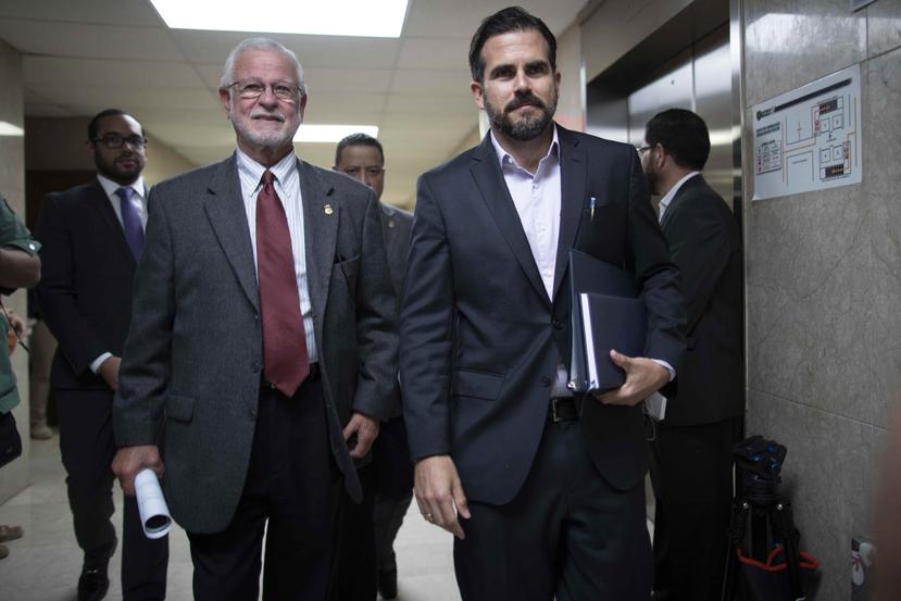 El gobernador Ricardo Rosselló (derecha), aquí acompañado por el secretario de Seguridad Pública, Héctor Pesquera, apuntó que la diáspora puertorriqueña también puede ayudar.  (GFR Media / Ramón "Tonito" Zayas)