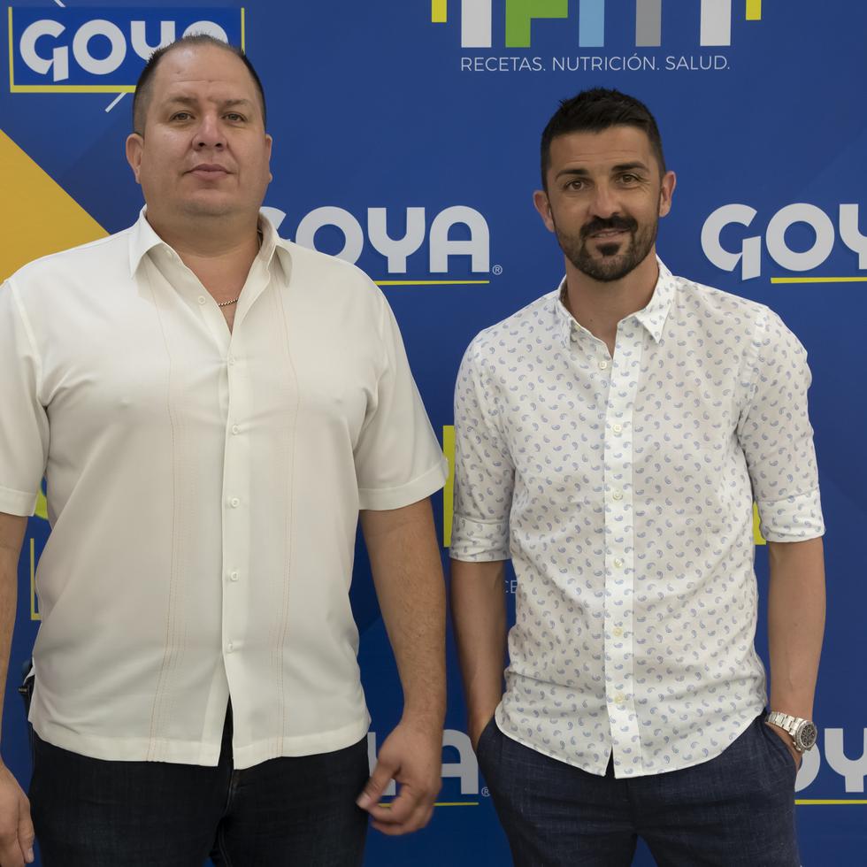 De izquierda a derecha, el presidente del Bayamón FC, Alberto Santiago, y el exfutbolista David Villa en la conferencia de prensa hoy en Bayamón.