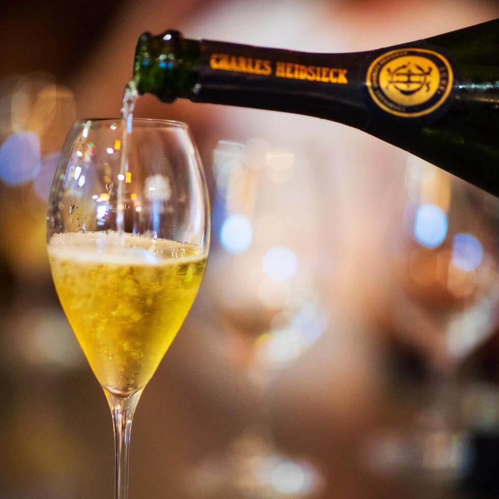 La copa para el champán ideal es la que tiene forma de tulipán, pero una boca fina.