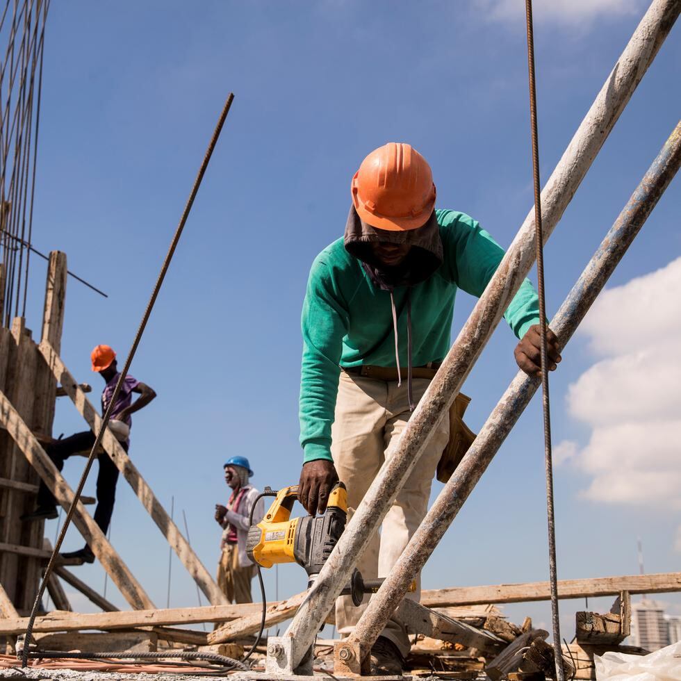 Obreros trabajan en la construcción de una edificación que se levantan en el Distrito Nacional, en Santo Domingo (República Dominicana), en una fotografía de archivo. EFE/ Orlando Barría
