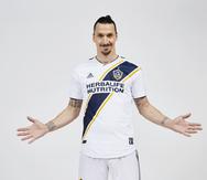 Zlatan Ibrahimovic posa con su nuevo uniforme del LA Galaxy. (AP)