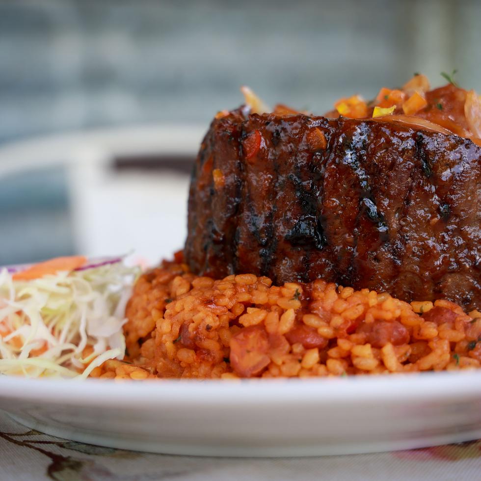 Hércules, the house dish, consists of a churrasco in guava sauce stuffed with mofongo over mamposteao rice.