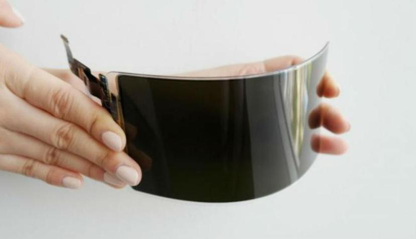 La firma publicó un vídeo donde el panel OLED flexible no se rompe ni siquiera con los golpes de un martillo. (Fuente / Samsung)