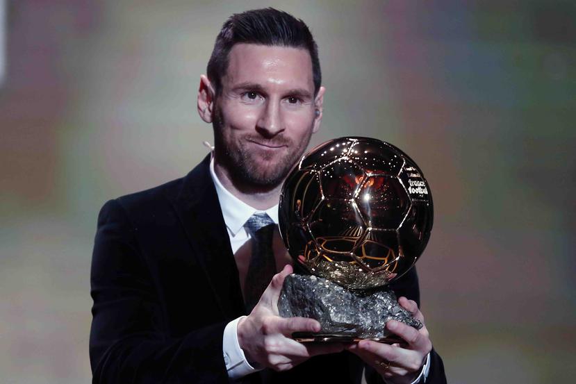 Lionel Messi sostiene el trofeo del Balón de Oro durante la ceremonia del lunes. (AP)