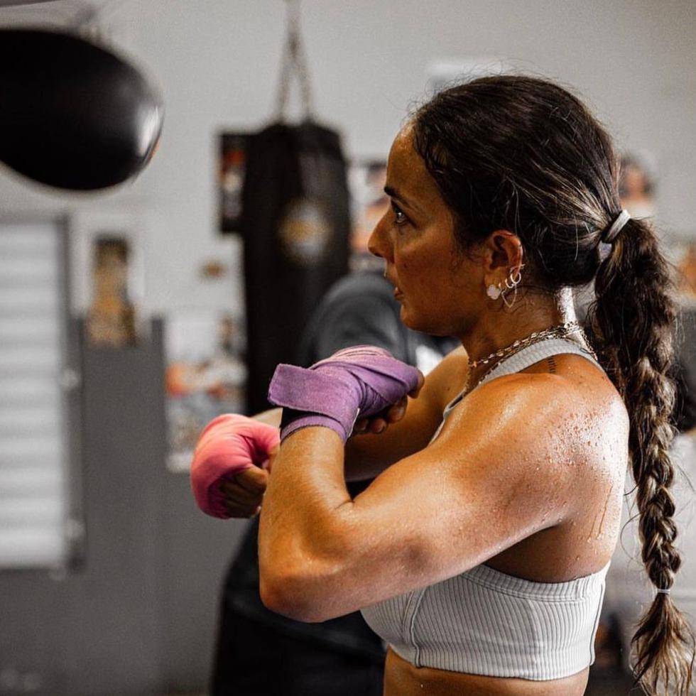 La nueva apoderada de las Gigantes de Carolina en el BSNF, Claudia Ramos Zorrilla, lleva tres años practicando el boxeo, aunque nunca ha combatido.
