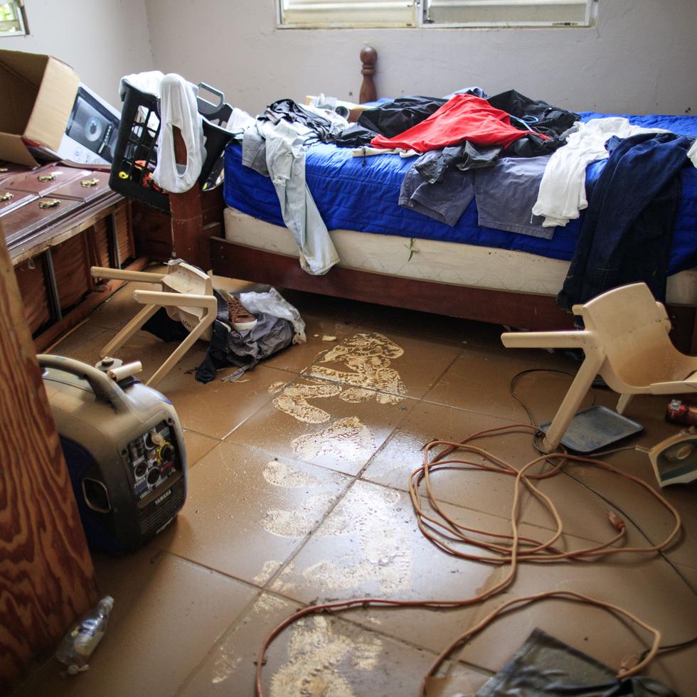 Juan Torres perdió muchas de sus pertenencias como consecuencias de las corrientes de agua que entraron a su hogar.