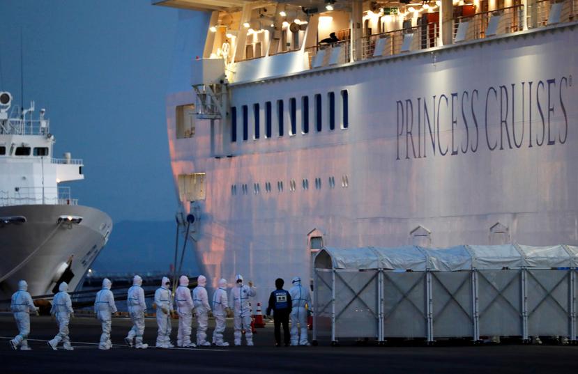 El Diamond Princess, donde más de 700 personas resultaron infectadas. Los médicos sospechan que pasajeros sin síntomas propagaron muchas de las infecciones a bordo. (AP)