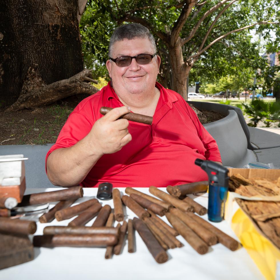 José Vélez Burgos trabaja la hoja del tabaco para hacer puros y picadura para pipa su marca es Pasión de mi Tierra.