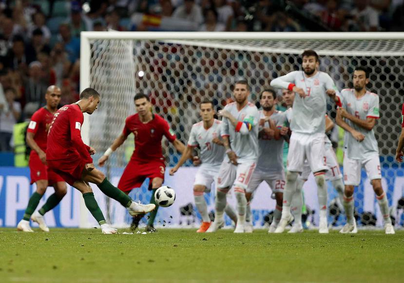 Cristiano Ronaldo ejecutó exquisitamente un tiro libre con el que completó su triplete en el empate de Portugal ante España. (AP)