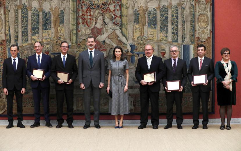 Los reyes de España posan con los galardonados durante el acto de entrega de los Premios Nacionales de Investigación 2018. (Foto: EFE)
