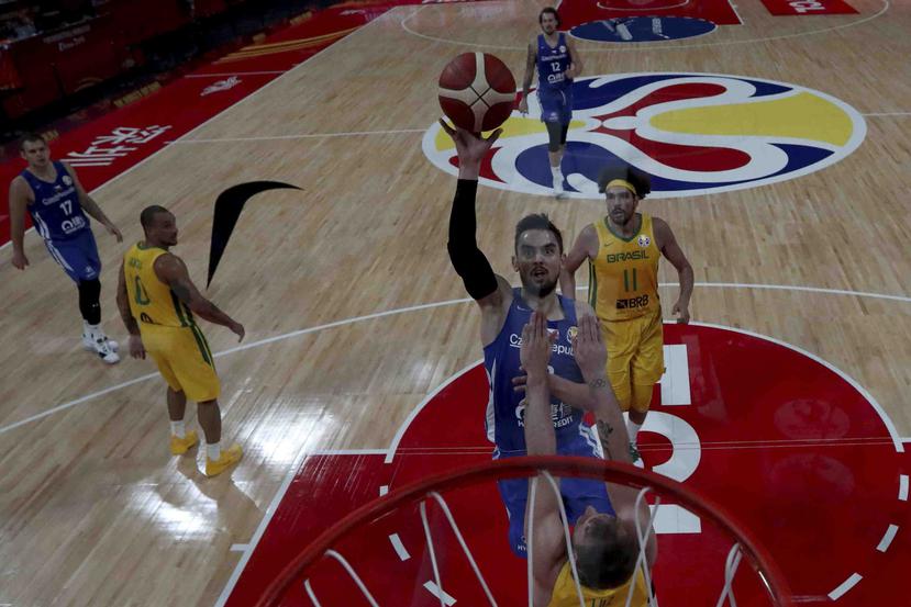 El checo Tomas Satoransky dispara al aro en un partido de la segunda fase de la Copa del Mundo de baloncesto contra Brasil en Shenzhen. (AP)