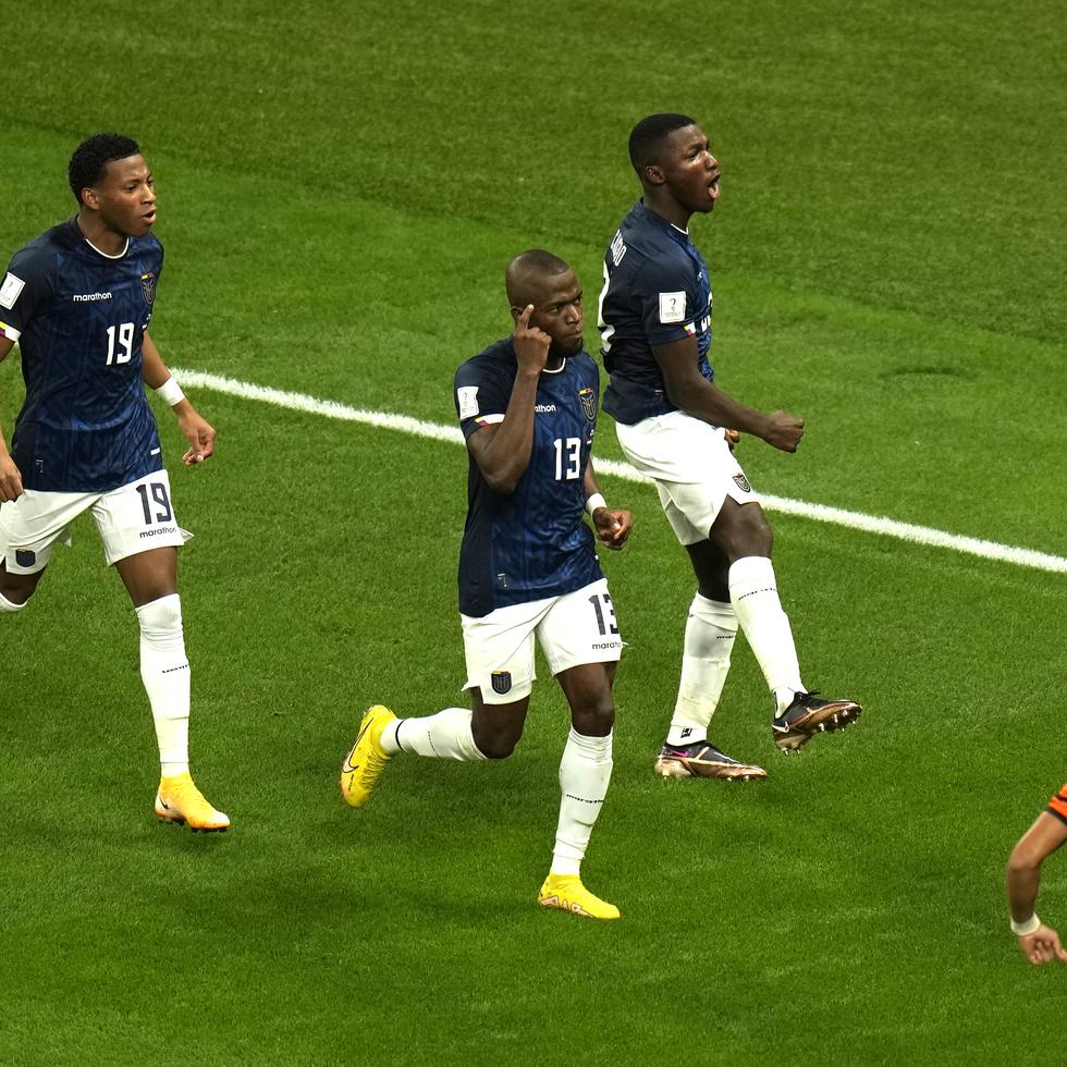 El ecuatoriano Enner Valencia, centro, celebra con sus compañeros después de anotar durante el partido contra Holanda por el Grupo A de la Copa del Mundo que le dio el empate 1-1.