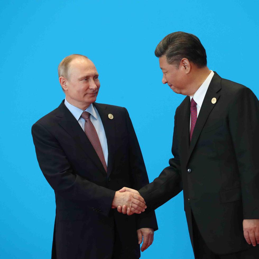 El presidente Xi Jinping (d) de la República Popular de China y el presidente ruso, Vladimir Putin, durante un encuentro en el centro internacional de conferencias Yanqi Lake en Pekín, China (EFE/Zipi).