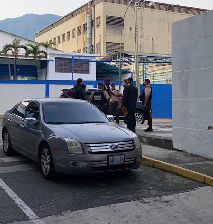 La foto muestra a miembros de la Policía Nacional Bolivariana ejecutando el embargo de la sede del periódico El Nacional.