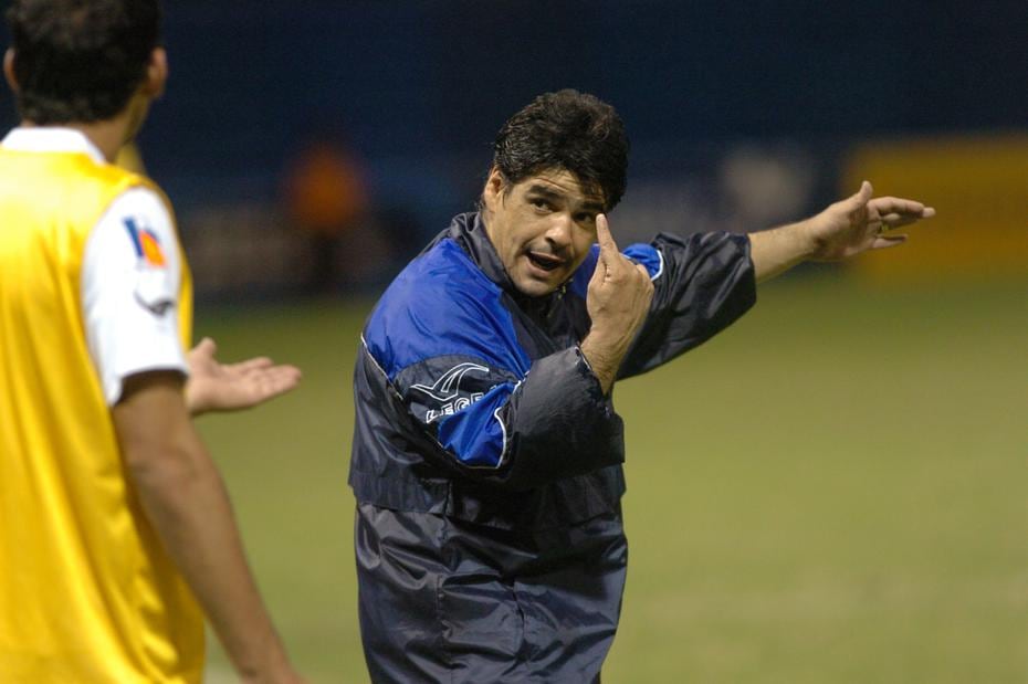 Hugo Maradona imparte instrucciones durante un partido de 2005 entre los Islanders y los Richmond Kickers.