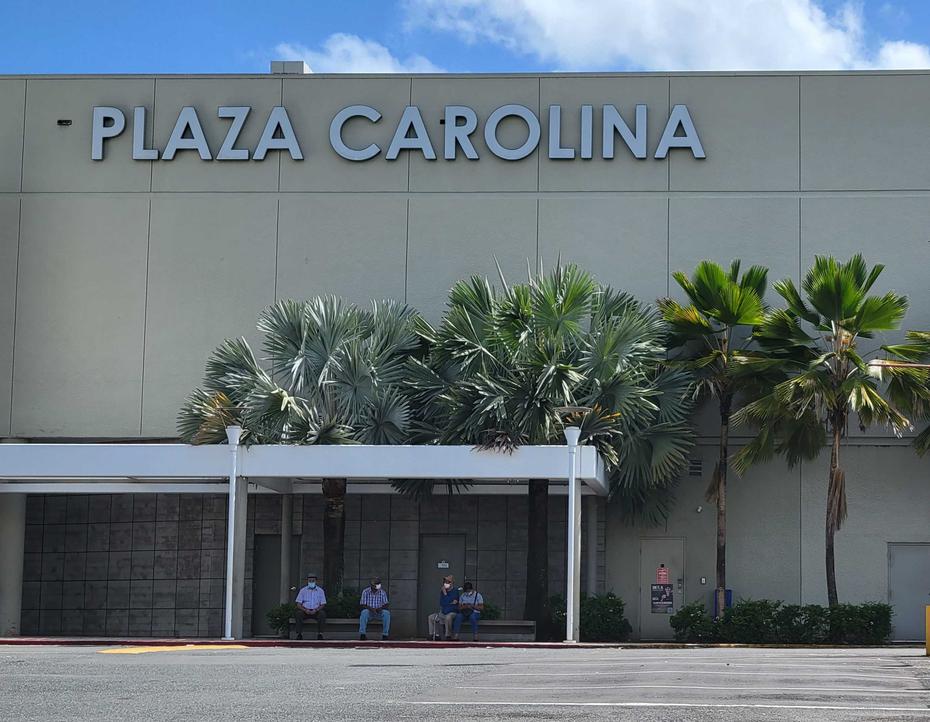 The Plaza Carolina shopping center had to close its doors for today due to the lack of electricity.