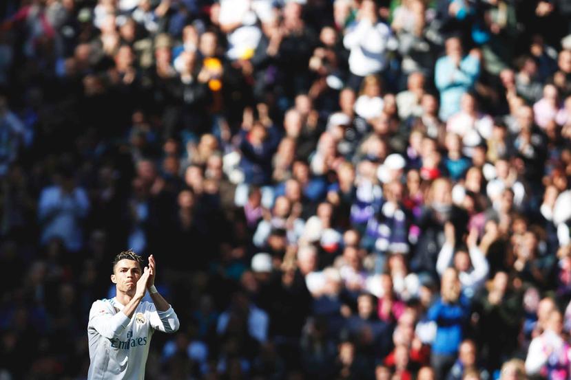 El delantero portugués Cristiano Ronaldo, del Real Madrid, aplaude a los hinchas al salir del encuentro de la liga española ante el Atlético de Madrid. (AP / Francisco Seco)