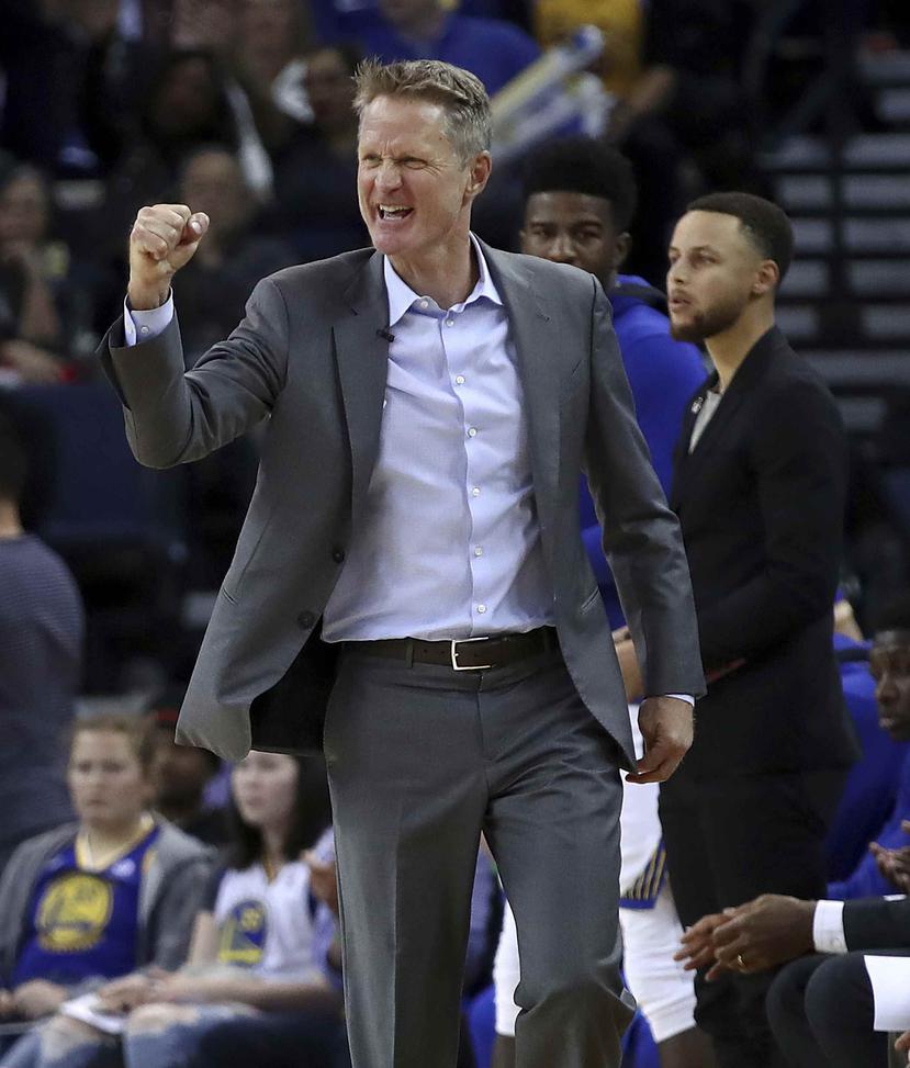 Steve Kerr celebra una canasta durante un partido de los Warriors de Golden State de la NBA. (AP)