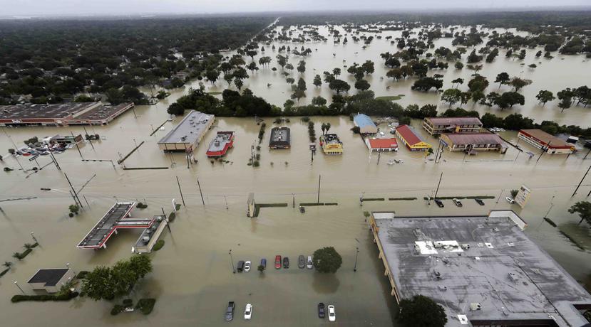 La represa Addicks se junta con las inundaciones causadas por la tormenta tropical Harvey y cubren diversos vecindarios en Houston. (AP)