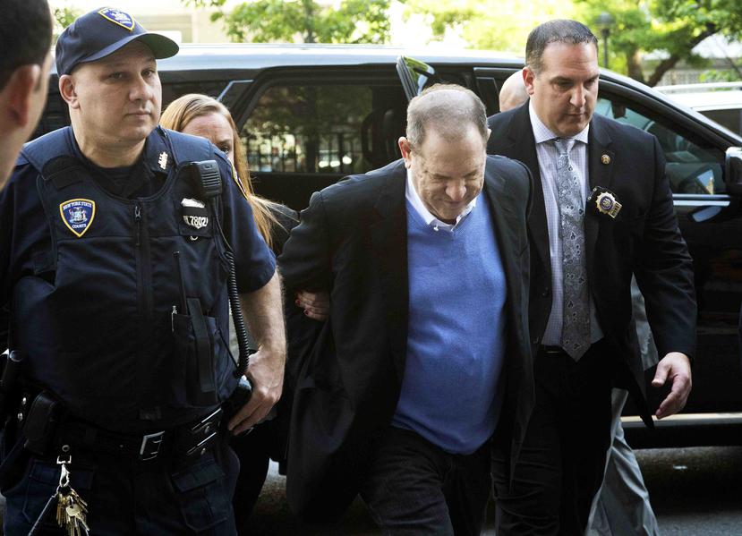 Harvey Weinstein es escoltado hoy a una corte en Nueva York. El magnate del cine se entregó a las autoridades por la mañana ante denuncias de abuso sexual. (AP)