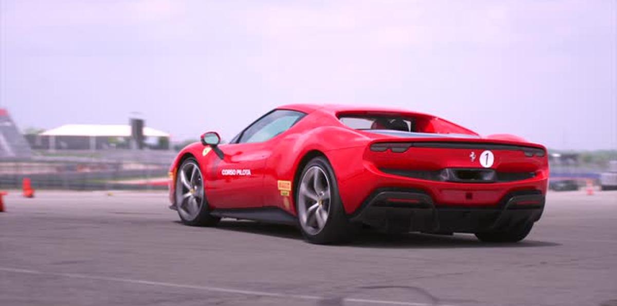 Así es el potente Ferrari 296 GTB: mira nuestra prueba de manejo