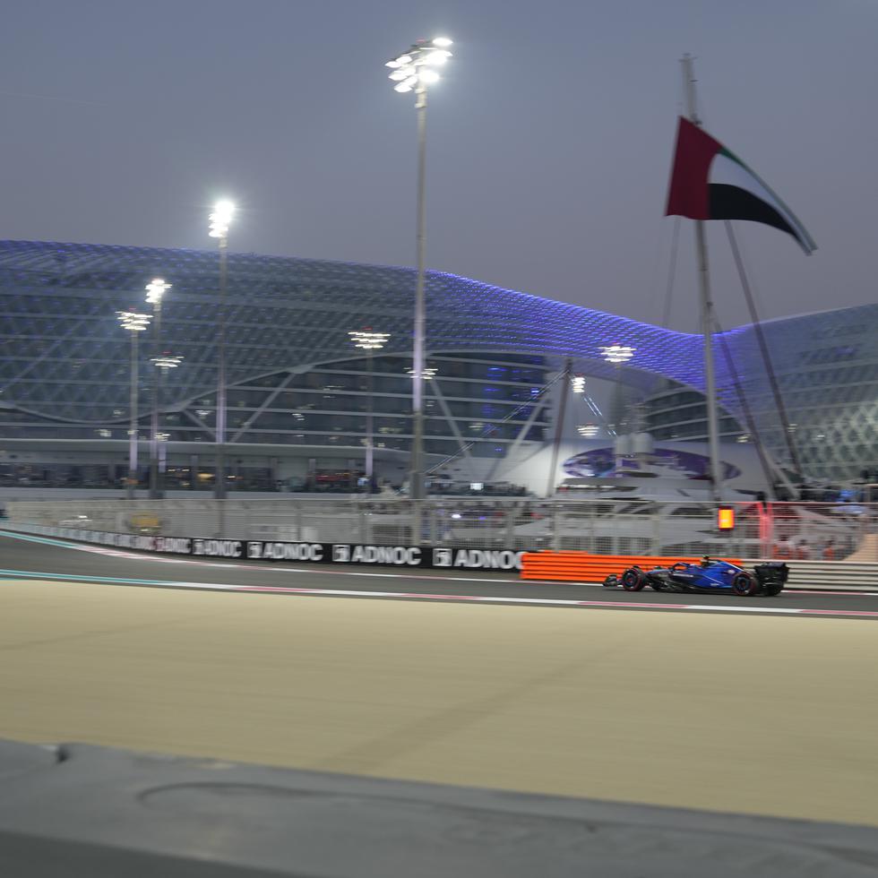 El piloto de Williams Logan Sargeant conduce su auto durante la segunda práctica previa al Gran Premio de Abu Dhabi el viernes 24 de noviembre del 2023.