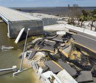 La imagen muestra una sección de uno de los tres puentes de la autopista Sanibel que colapsó tras el paso del huracán Ian.