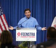 El gobernador de Florida, Ron DeSantis, habla durante un evento de recaudación de fondos en Sioux Center, Iowa, el sábado 13 de mayo de 2023. (AP Foto/Charlie Neibergall)