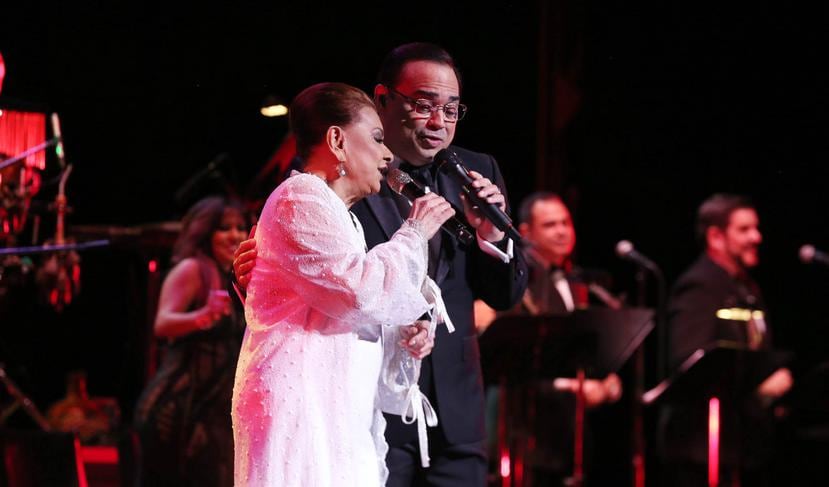 Lucecita Benítez y Gilberto Santa Rosa cantaron a dúo la emblemática "Amanecer borincano", de Alberto Carrión.