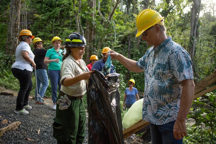 Un equipo del Wyndham Grand Rio Mar, junto a la Fundación de Bosques Nacionales y el Servicio Forestal, hicieron actividades de limpieza y restauración en El Yunque. (Suministrada)
