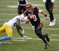 El 'quarterback' novato Joe Burrow, de los Cincinnati Bengals avanza con el balón para marcar un 'touchdown' durante el desafío de ayer ante los Chargers de Los Angeles.