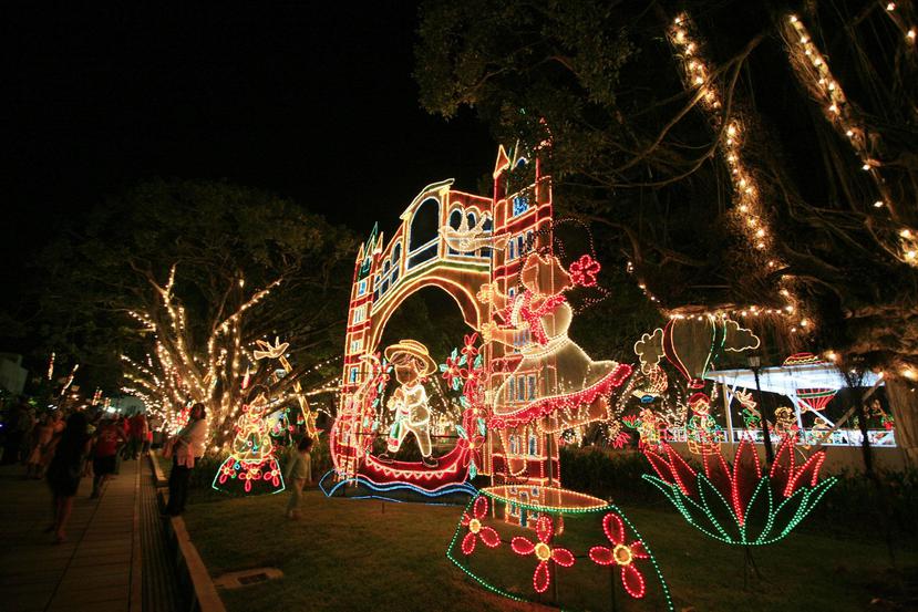 Así está la plaza de recreo Luis Muñoz Rivera en Humacao tras su encendido navideño. (GFR Media)